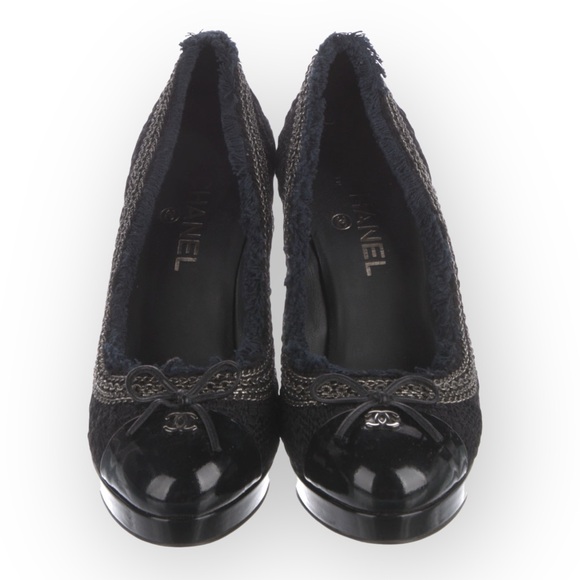SOLD Chanel Interlocking CC Logo Pumps - Picture 5 of 9